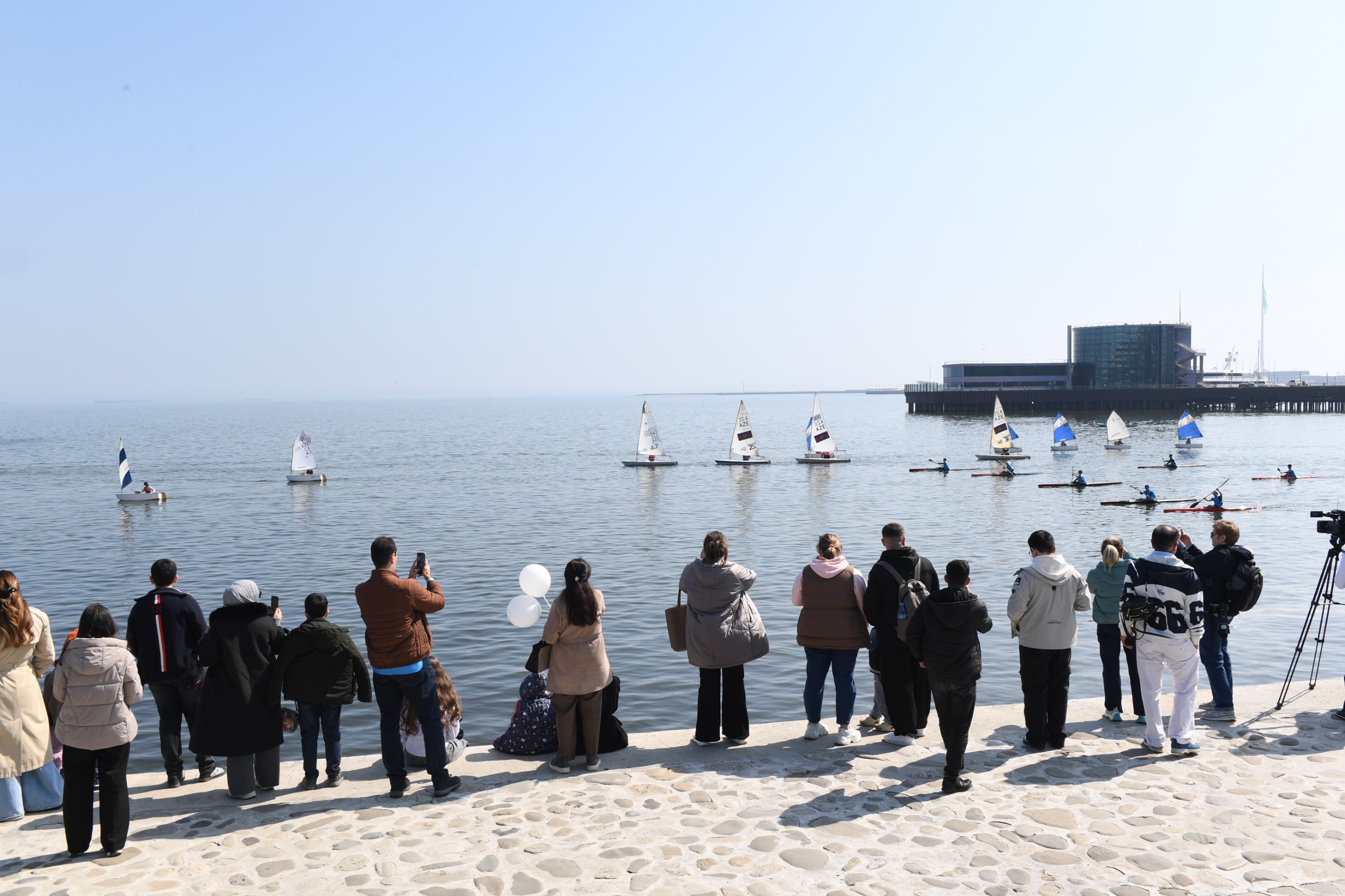 Bakıda Xəzərin suları avarçəkmə və yelkənli qayıqlarla bəzəndi (FOTO)